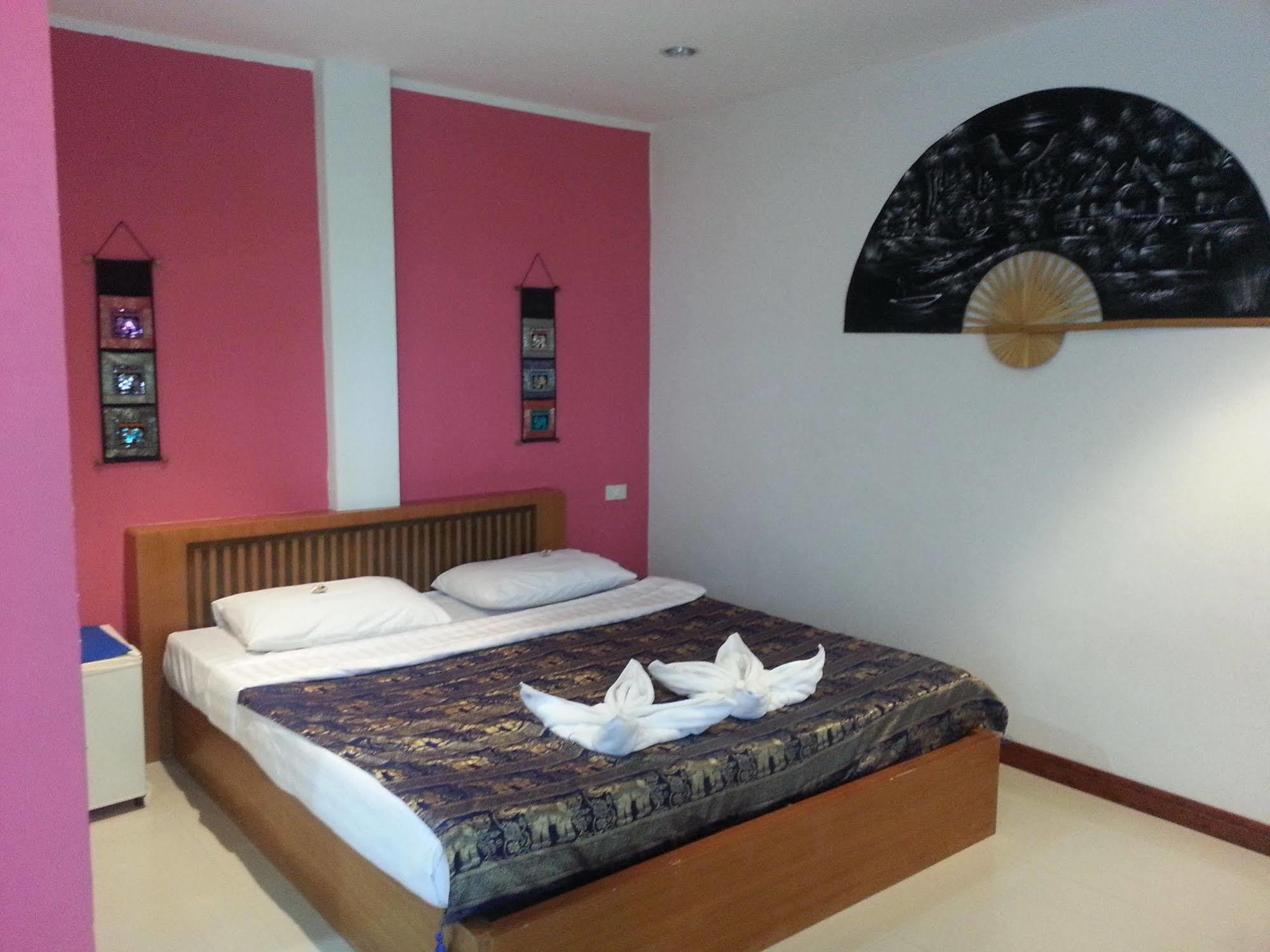 Dreams Guesthouse & Hostel Patong Екстер'єр фото