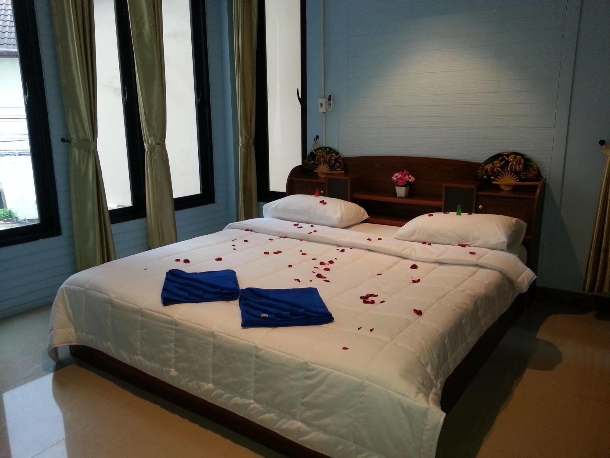 Dreams Guesthouse & Hostel Patong Екстер'єр фото