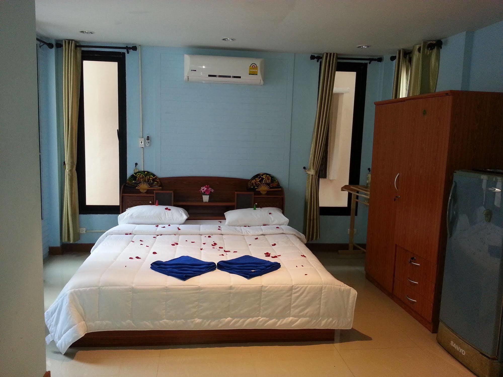 Dreams Guesthouse & Hostel Patong Екстер'єр фото